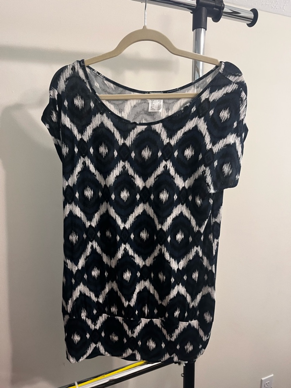 Black, White & Teal Patterned Short Sleeve Women's top with banded bottom (4/6)